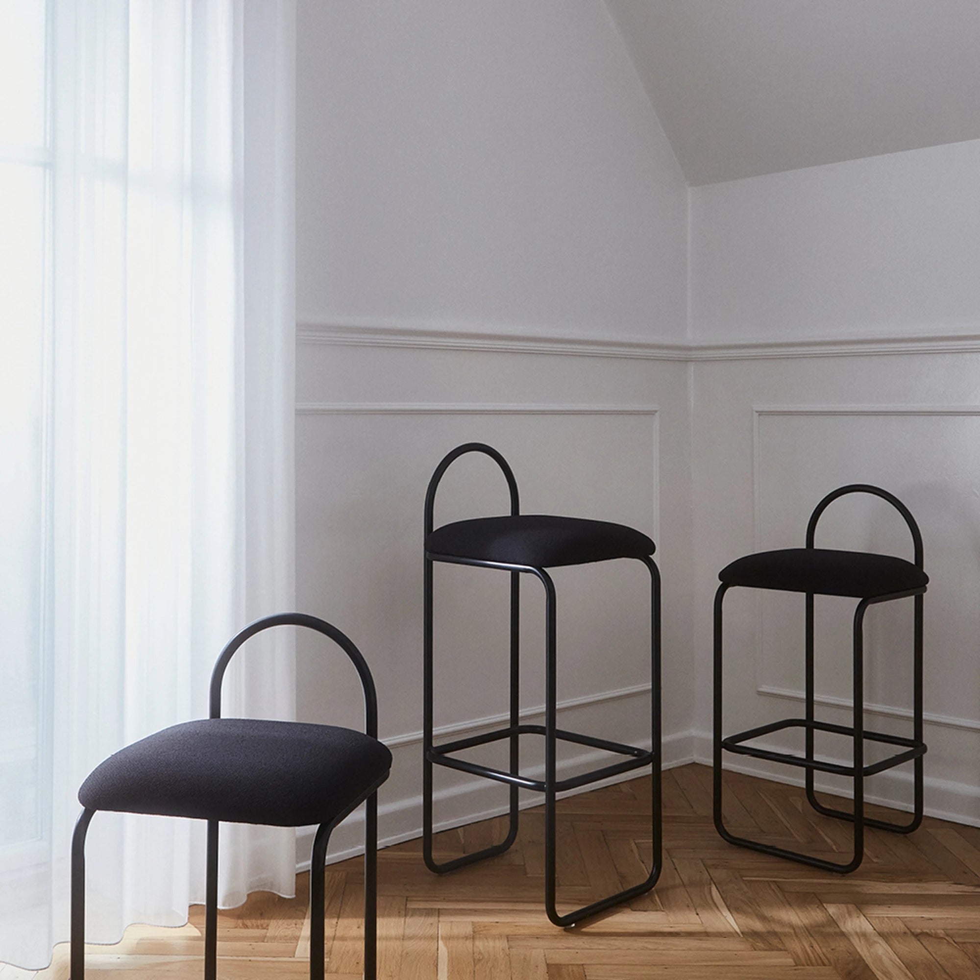 Pusbario kėdė Angui – juodos spalvos bouclé baro kėdė