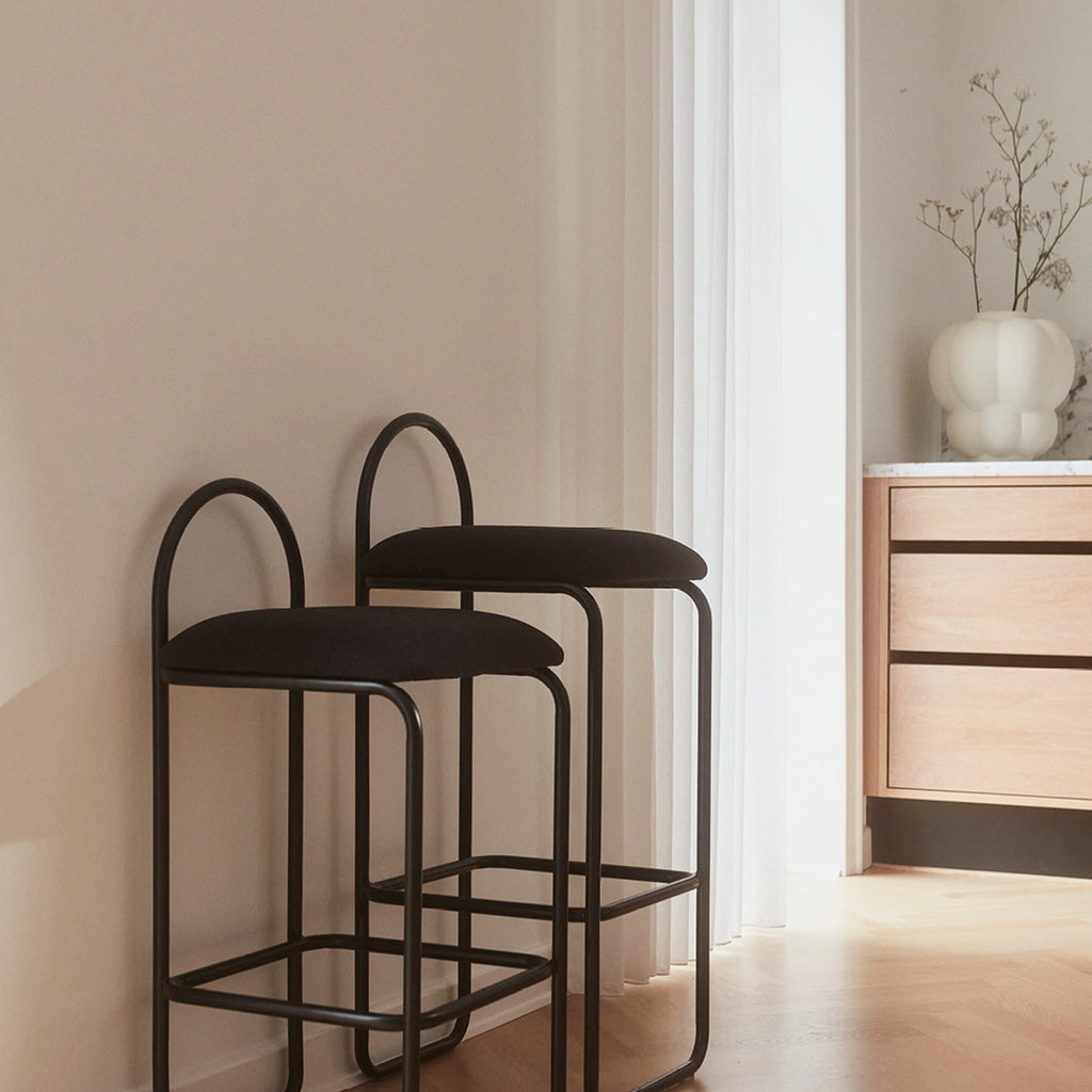 Pusbario kėdė Angui – juodos spalvos bouclé baro kėdė