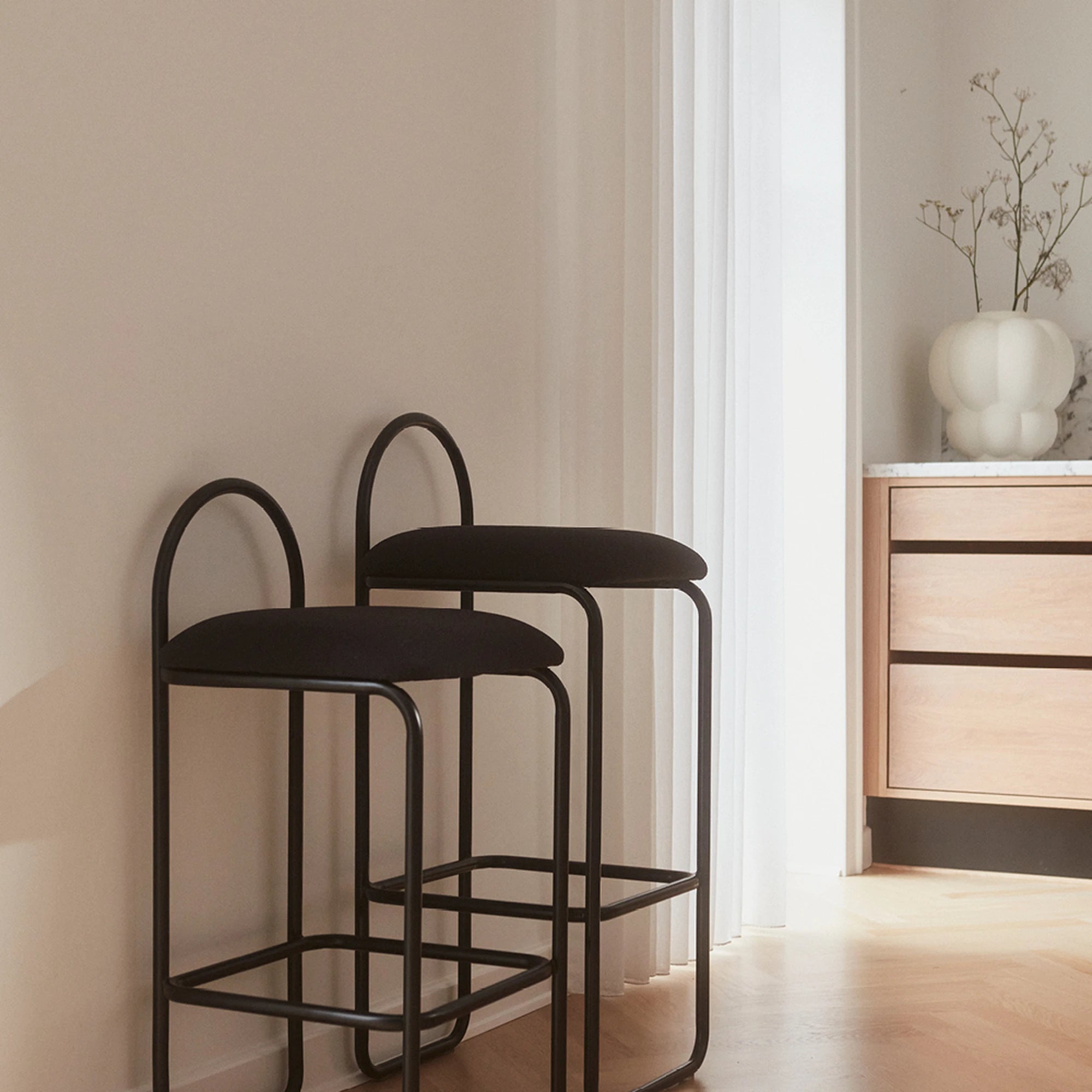 Pusbario kėdė Angui – juodos spalvos bouclé baro kėdė