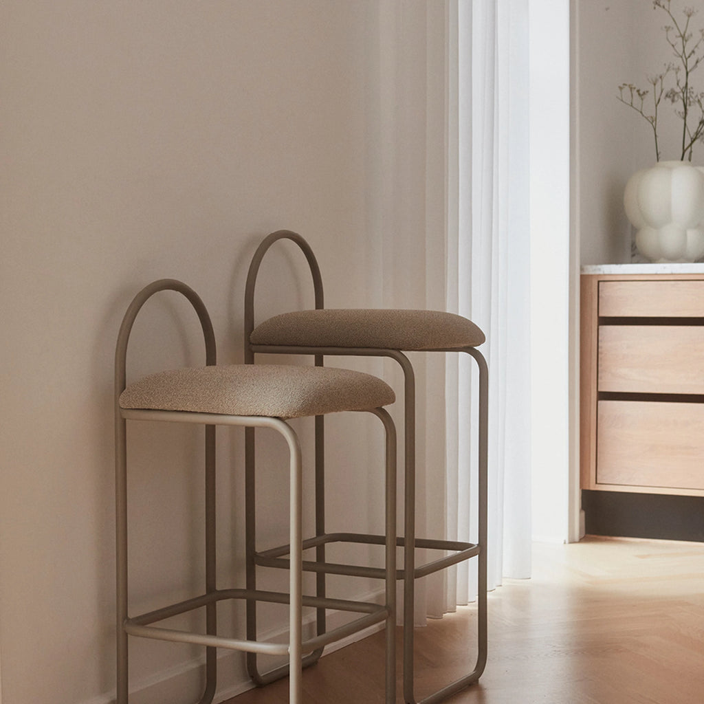 Pusbario kėdė Angui – taupe spalvos bouclé baro kėdė