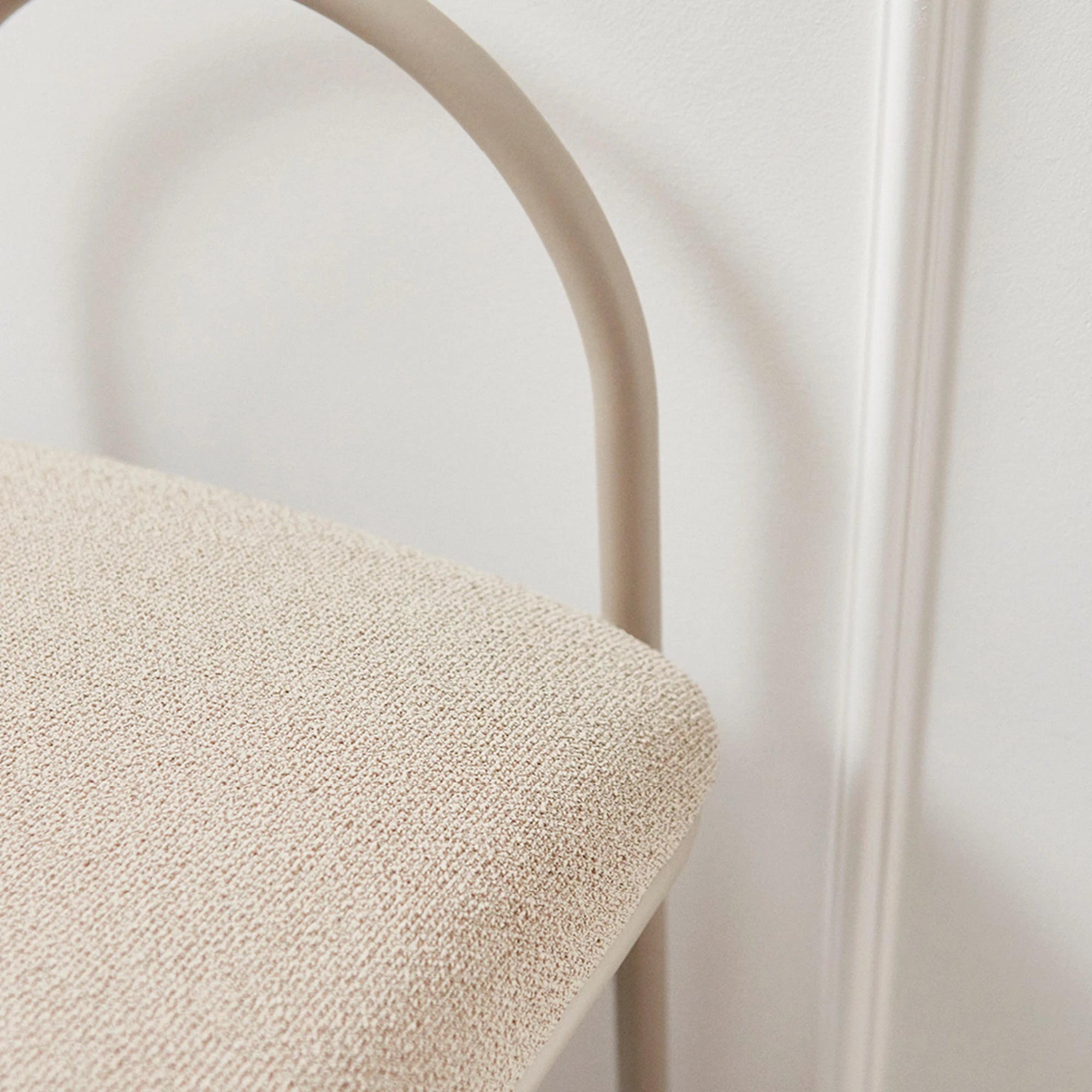Pusbario kėdė Angui – taupe spalvos bouclé baro kėdė