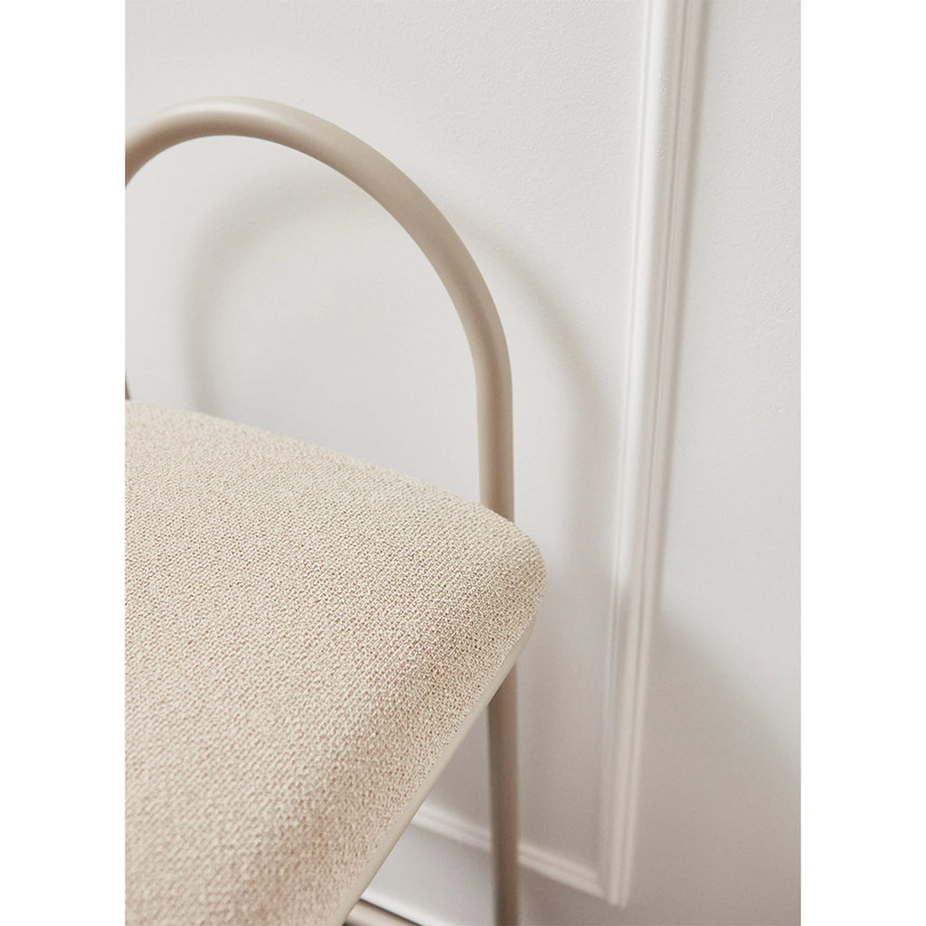 Kėdė Angui – taupe spalvos bouclé kėdė