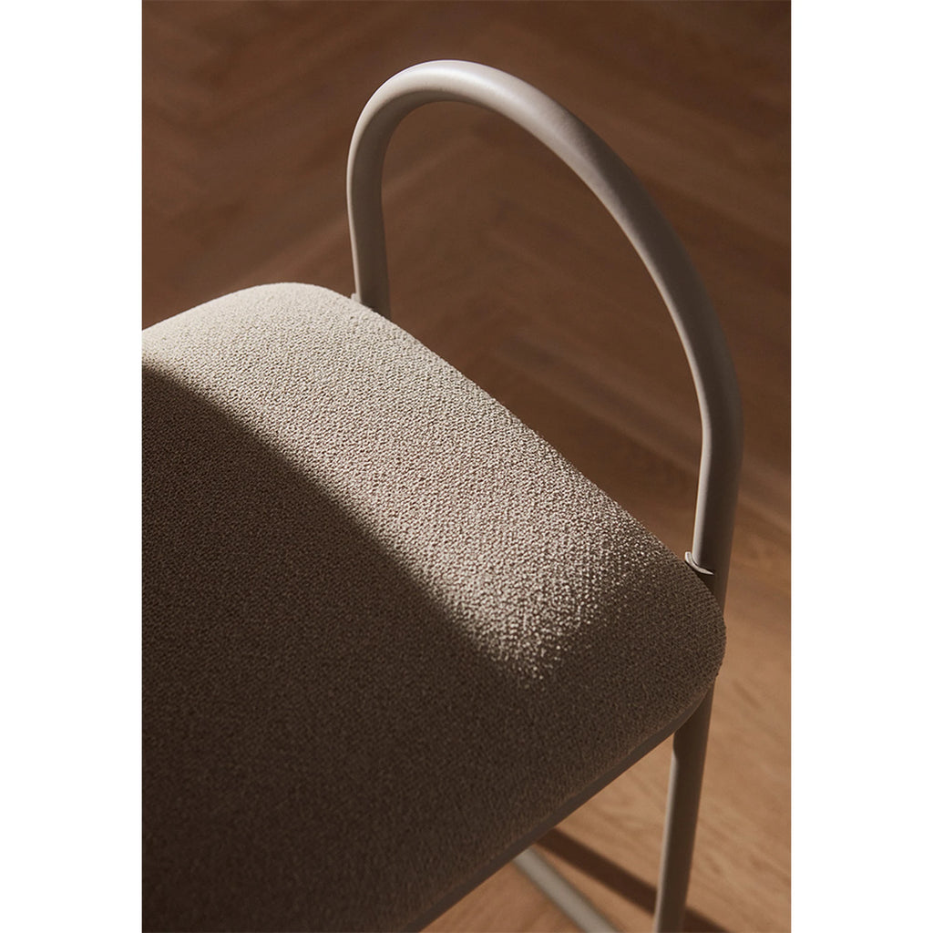 Kėdė Angui – taupe spalvos bouclé kėdė