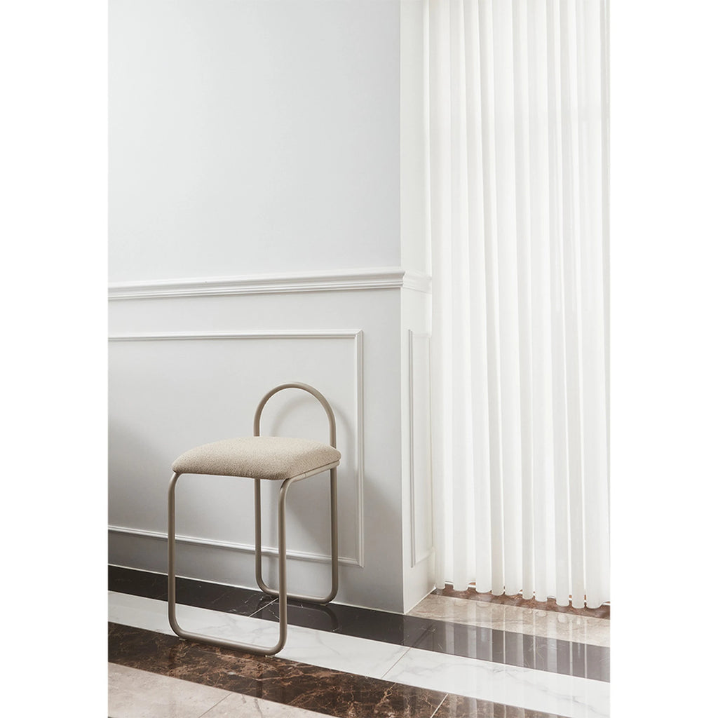 Kėdė Angui – taupe spalvos bouclé kėdė