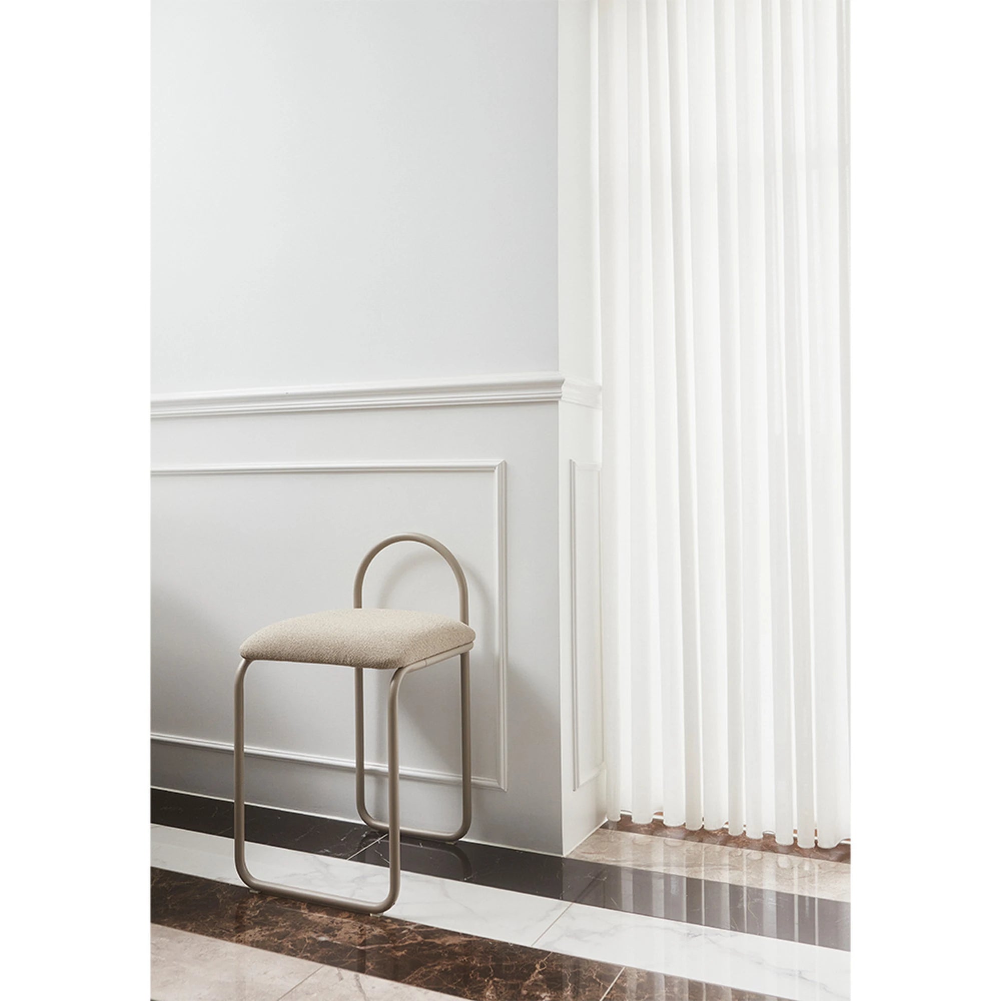 Kėdė Angui – taupe spalvos bouclé kėdė