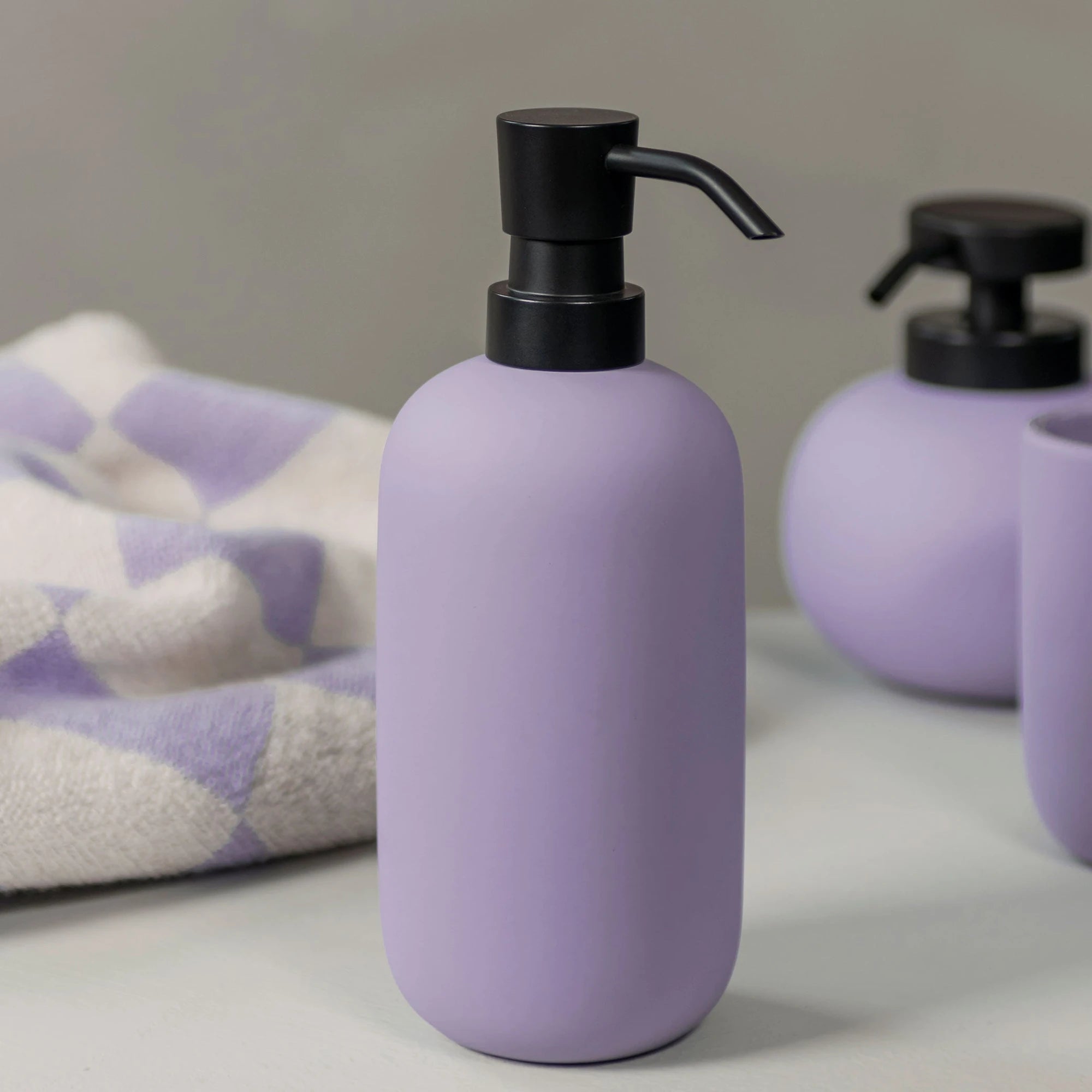 Muilo dozatorius Lotus Lilac Tall – Keramika su guminės dangos apdaila, juodas metalas