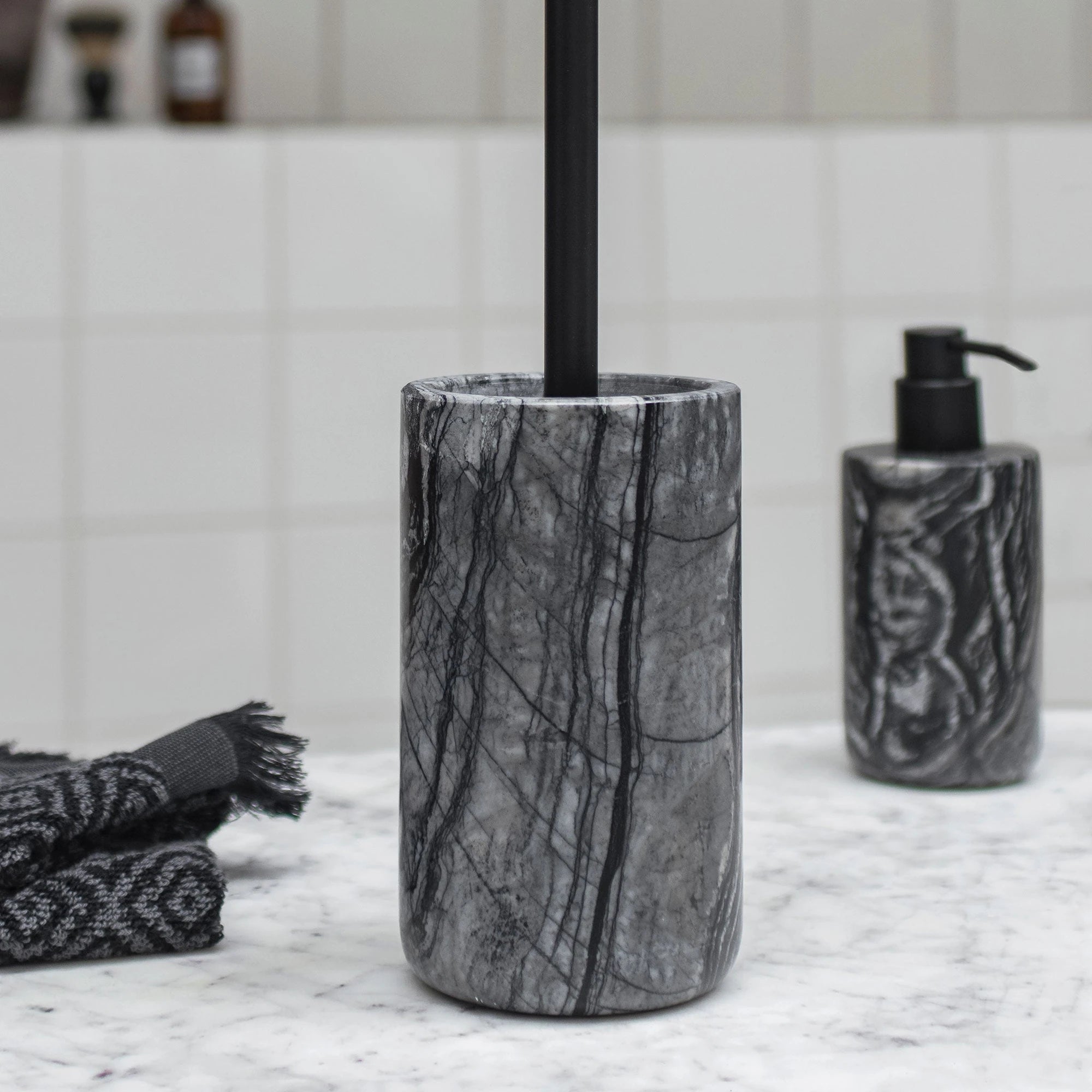 Tualeto šepečio laikiklis Marble Gray – Marmuras, juoda apdaila, nailonas
